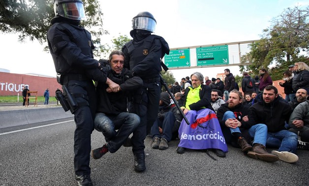 Police remove protestors blocking a ring road in Barcelona during a partial regional strike called by pro-independence parties and labour unions in Barcelona, Spain, November 8, 2017. REUTERS/Albert Gea