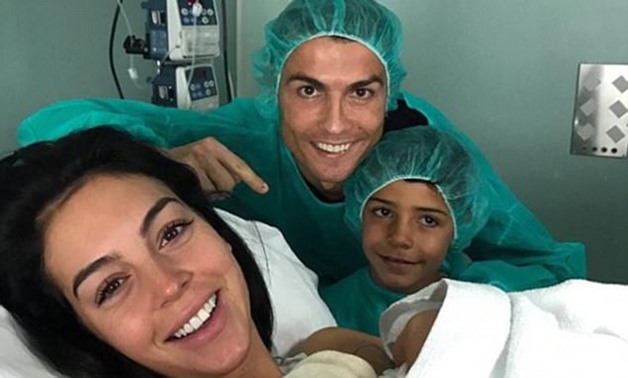 Ronaldo posted a photo of the family with the new baby on Sunday night, Ronaldo Instagram