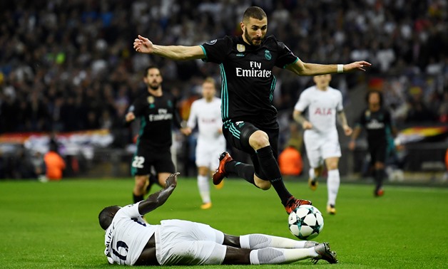 Soccer Football - Champions League - Tottenham Hotspur vs Real Madrid - Wembley Stadium, London, Britain - November 1, 2017 Real Madrid’s Karim Benzema in action with Tottenham’s Davinson Sanchez REUTERS/Dylan Martinez TPX IMAGES OF THE DAY