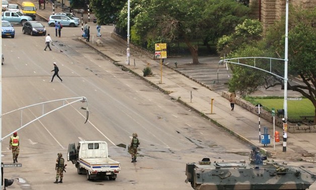 Soldiers stand on the streets in Harare, Zimbabwe, November 15, 2017. REUTERS/Philimon Bulawayo