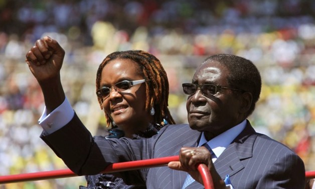  Zimbabwe President Robert Mugabe and his wife Grace arrive for his inauguration as President, in Harare August 22, 2013. REUTERS/Philimon Bulawayo
