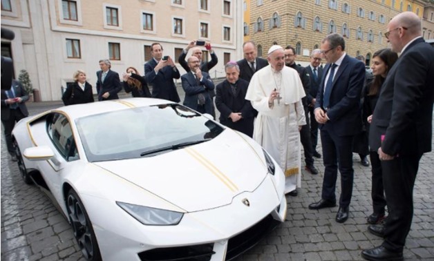 Pope Francis receives a Lamborghini Huracan prior to his Wednesday general audience in Saint Peter's square at the Vatican, November 15, 2017 - Reuters/Osservatore Romano/Handout 