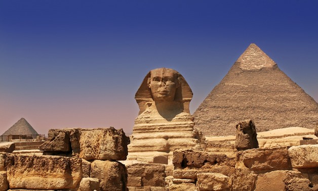 Giza Pyramids and Sphinx by Sam valadi / Flickr