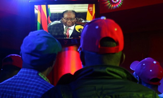 People watch as Zimbabwean President Robert Mugabe addresses the nation on television, at a bar in Harare, Zimbabwe, November 19, 2017. REUTERS/Philimon Bulawayo
