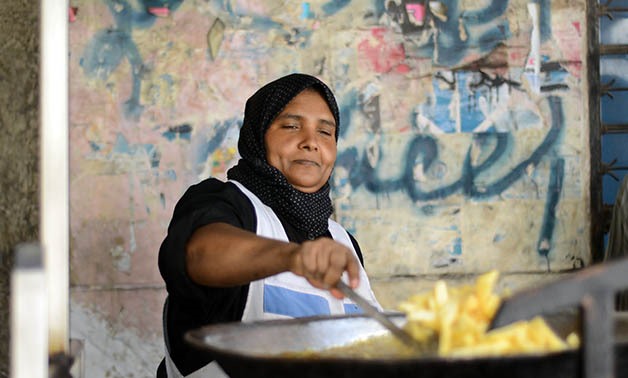 Um Amira frying potatoes at her cart in Downtown Cairo - Egypt Today/Ahmed Hussein