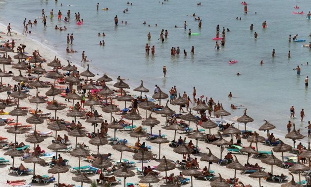 Tourists crowd Palma de Mallorca's Arenal beach on the Spanish Balearic island of Mallorca July 25, 2014. REUTERS/Enrique Calvo/File Photo