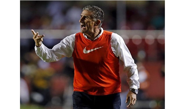 Argentina's San Lorenzo head coach Edgardo Bauza reacts during their Copa Libertadores soccer match against Brazil's Sao Paulo in Sao Paulo March 18, 2015 -
 REUTERS/Paulo Whitaker/Files