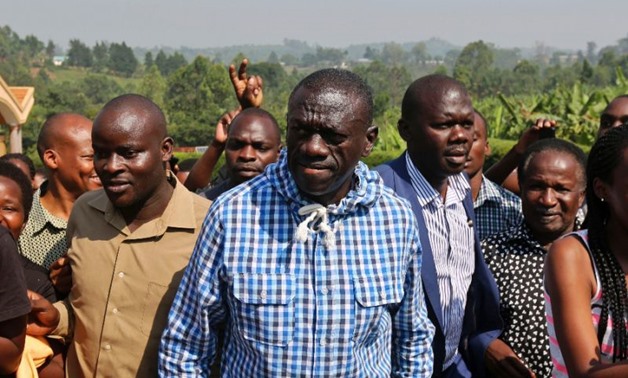 Uganda opposition leader Kizza Besigye arrives at a polling station to vote in his home town of Rukungiri on February 18, 2016 (AFP Photo/)

