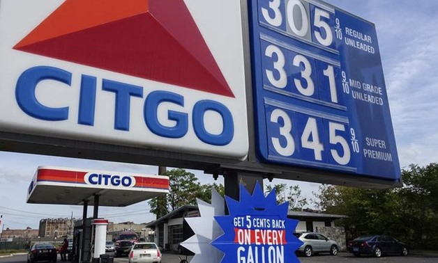 File Picture: People fuel their cars at a Citgo gas station in Kearny, New Jersey September 24, 2014. V. REUTERS/Eduardo Munoz
