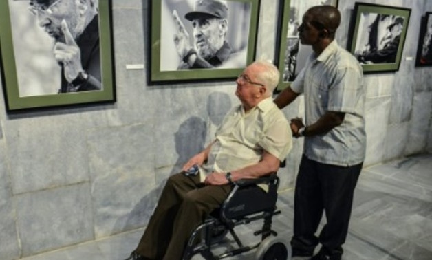 © AFP/File | Armando Hart (C), a former member of the Cuban government and a friend of former Cuban president Fidel Castro, attending the opening of a photography exhibition on Castro in Havana in August of 2014