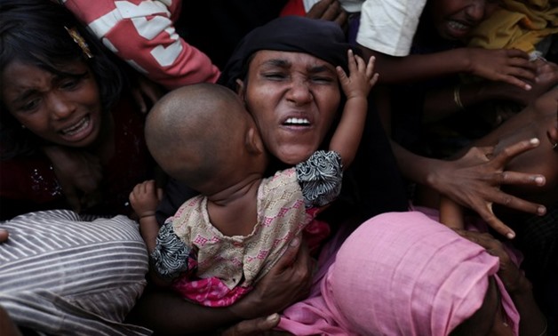 Rohingya refugees scuffle as they wait to receive relief aid at Kutupalong refugee camp, near Cox's Bazar, Bangladesh, November 28, 2017. REUTERS/Susana Vera