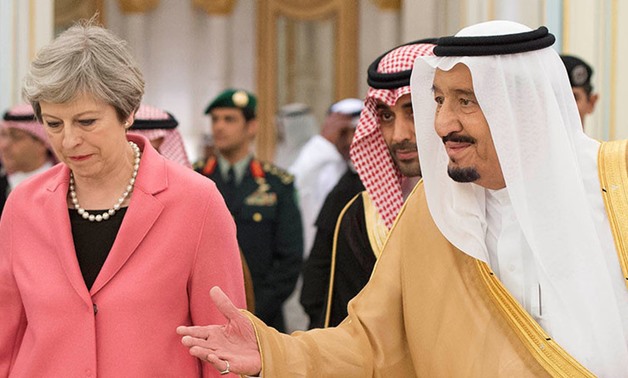 Saudi Arabia's King Salman bin Abdulaziz Al Saud welcomes British Prime Minister Theresa May in Riyadh, Saudi Arabia, April 5, 2017. © Bandar Algaloud / Courtesy of Saudi Royal Court / Handout via Reuters
