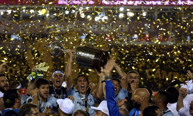 Copa Libertadores Final - Argentina’s Lanus v Brazil's Gremio - Ciudad de Lanus stadium, Lanus, Argentina - November 29, 2017 - Gremio players celebrate with the trophy. REUTERS/