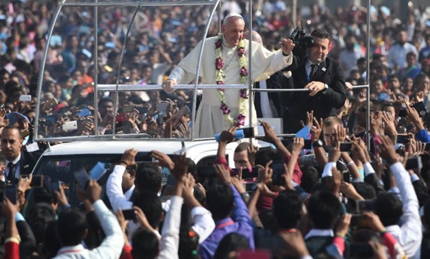 Pope Francis waves to Bangladeshi Christians as he arrives to lead mass in Dhaka (AFP Photo/PRAKASH SINGH)
