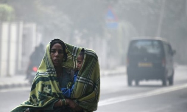 Thick smog shrouds a Delhi street - AFP / by Faisal Kamal and Agnes Bun 
