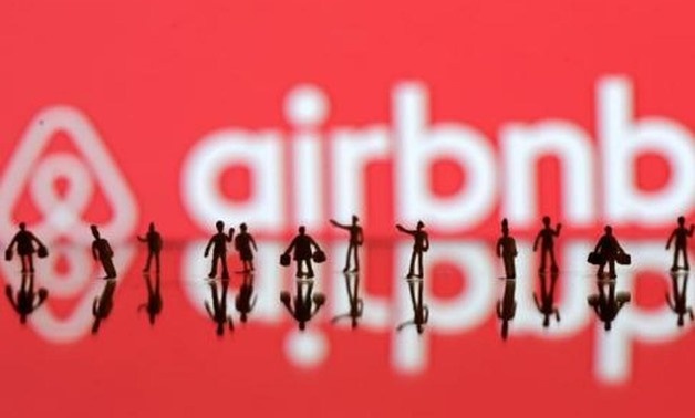 Singapore charged two men on Tuesday (05/12) with unauthorized Airbnb short-term letting of four apartments, media said, in the first such prosecution in the city-state. (Reuters Photo/Dado Ruvic)
