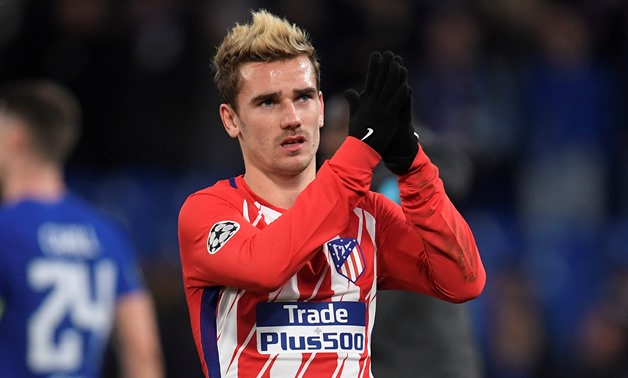 Soccer Football - Champions League - Chelsea vs Atletico Madrid - Stamford Bridge, London, Britain - December 5, 2017 Atletico Madrid’s Antoine Griezmann applauds the fans at the end of the match - REUTERS/Toby Melville