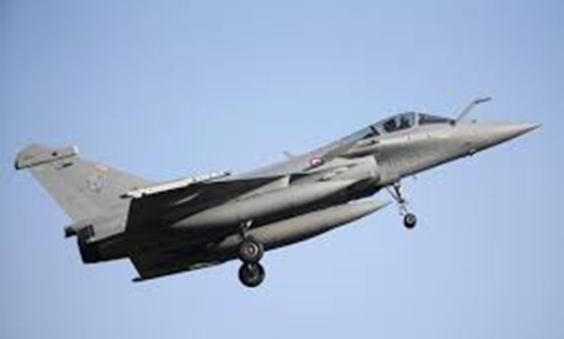 A Rafale fighter jet prepares to land at the air base in Saint-Dizier, France, in this February 13, 2015 file photo. France has been informed by Qatar that the Gulf Arab state intends to buy 24 Dassault Aviation-built Rafale fighter jets, the French presi
