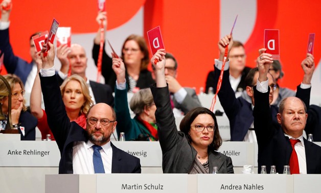 Social Democratic Party (SPD) delegates vote to enter talks with Chancellor Angela Merkel's conservatives on negotiating a government, during an SPD party convention in Berlin, Germany, November 7, 2017. REUTERS/Fabrizio Bensch
