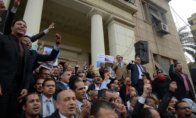 Egyptian lawyers chant slogans during a protest outside the Bar Association headquarters in downtown Cairo on December 10, 2017/AFP/MOHAMED EL-SHAHED