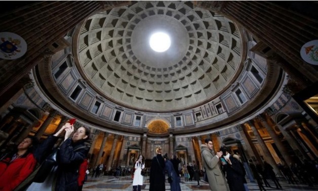 Tourists visit the ancient Pantheon in downtown Rome, Italy December 11, 2017. REUTERTS/Tony Gentile