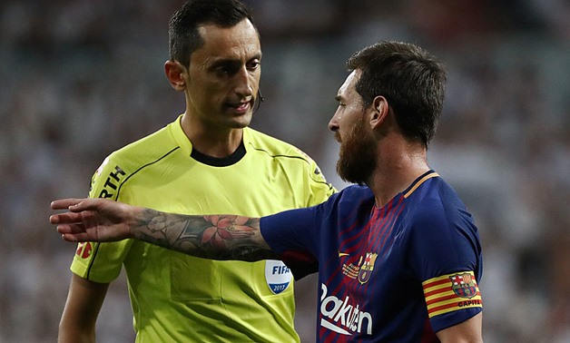 Messi speaks with Martinez during the last Clasico - Photo courtesy of Marca 