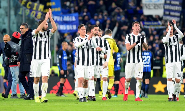 Soccer Football - Serie A - Juventus vs Inter Milan - Allianz Stadium, Turin, Italy - December 9, 2017 Juventus’ Paulo Dybala and team mates applaud fans after the match - REUTERS/Massimo Pinca