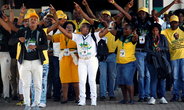 Delegates chant slogans as they arrive for the 54th National Conference of the ruling African National Congress (ANC) at the Nasrec Expo Centre in Johannesburg, South Africa December 16, 2017. REUTERS/Siphiwe Sibeko