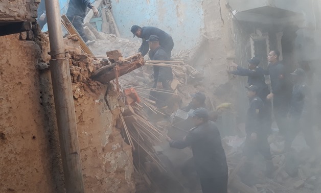 Civil Protection Authority removing the ruins of collapsed Qena building on December 17, 2017 – Wael Mohamed  