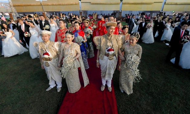 Couples attend a mass wedding ceremony for fifty Chinese pairs in Colombo, Sri Lanka, December 17, 2017. REUTERS/Dinuka Liyanawatte