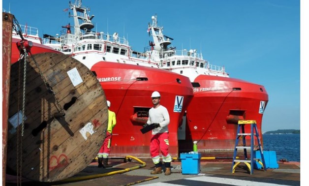 Crew prepare seismic streamers to be loaded on to the Polarcus Naila seismic surveillance ship in Singapore, December 2, 2017. REUTERS/Henning Gloystein