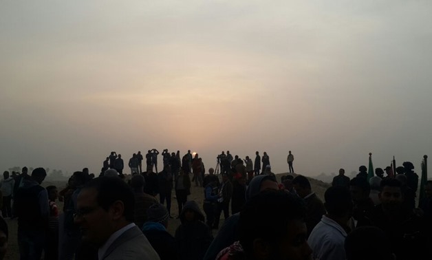 People gather to watch the sight of the sun directly overheading the palace of Qaroun in Fayoum - Archive