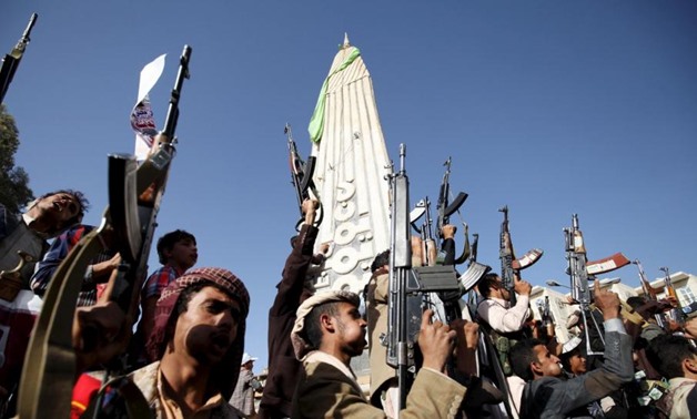 Followers of the Houthi group raise their weapons as they demonstrate against an arms embargo imposed by the U.N. Security Council on the group in Sanaa April 16, 2015. REUTERS/Mohamed al-Sayaghi