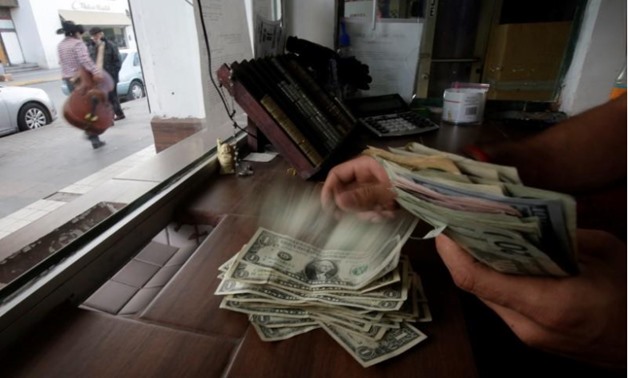 The employee of a currency exchange shop counts U.S. dollar banknotes, in Ciudad Juarez, Mexico November 10, 2017 - REUTERS/Jose Luis Gonzalez