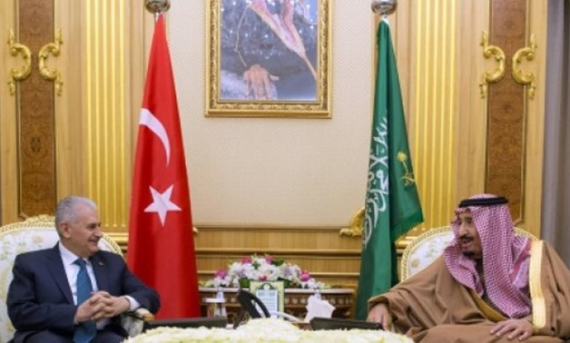© Saudi Royal Palace/AFP | Saudi King Salman (R) meets with Turkish Prime Minister Binali Yildirim on December 27, 2017 in Riyadh
