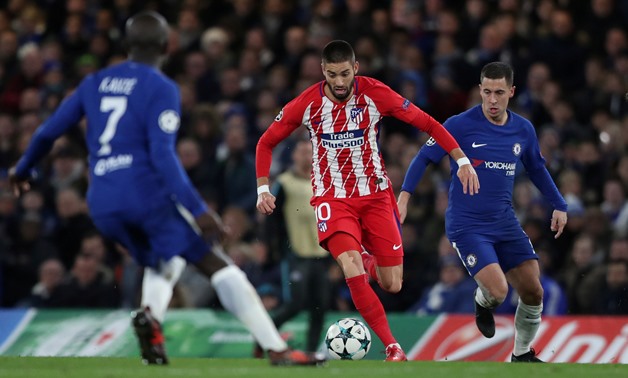 Soccer Football - Champions League - Chelsea vs Atletico Madrid - Stamford Bridge, London, Britain - December 5, 2017 Atletico Madrid's Yannick Carrasco in action with Chelsea's Eden Hazard and N'Golo Kante -
 REUTERS/Kevin Coombs