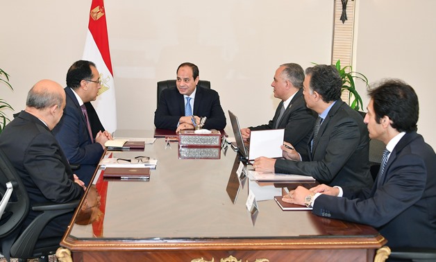 President Abdel Fatah al-Sisi discusses navigational problems with acting Prime Minister Mostafa Madbouly and a number of ministers, December 28, 2017- Press Photo