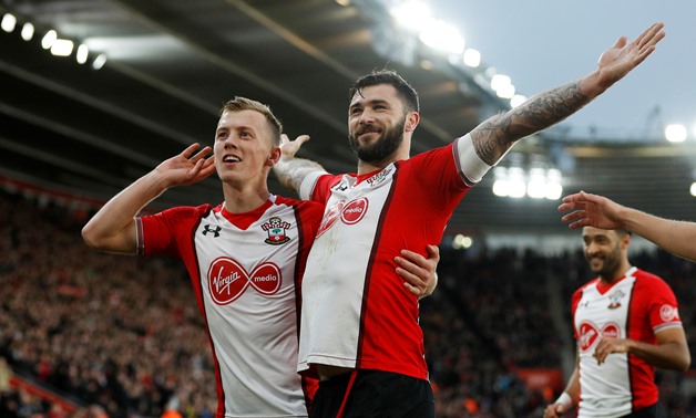 Soccer Football - Premier League - Southampton vs Huddersfield Town - St Mary's Stadium, Southampton, Britain - December 23, 2017 Southampton's Charlie Austin celebrates scoring their first goal with James Ward-Prowse REUTERS/Peter Nicholls 