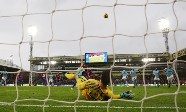 Soccer Football - Premier League - Crystal Palace vs Manchester City - Selhurst Park, London, Britain - December 31, 2017 Manchester City's Ederson saves a penalty from Crystal Palace's Luka Milivojevic REUTERS/David Klein 