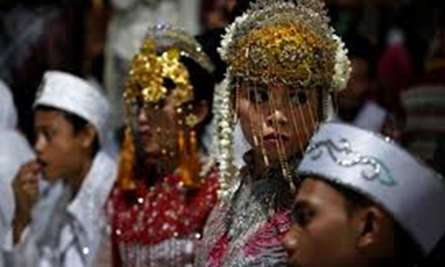 Couples take part in a mass wedding organised by the city government as part of New Year's Eve celebrations in Jakarta, Indonesia, December 31, 2017. REUTERS/Darren Whiteside