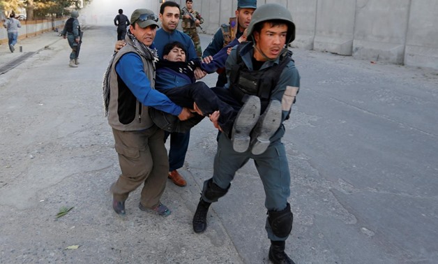 Afghan policemen carry an injured man after a blast in Kabul, Afghanistan October 31, 2017. REUTERS/Mohammad Ismail
