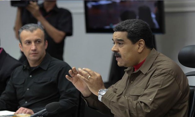 
Venezuela's President Nicolas Maduro (R) speaks during a meeting with ministers in Caracas, Venezuela January 5, 2017 - Miraflores Palace/Handout via REUTERS
