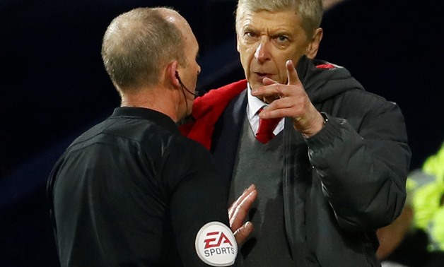 Soccer Football - Premier League - West Bromwich Albion vs Arsenal - The Hawthorns, West Bromwich, Britain - December 31, 2017 Arsenal manager Arsene Wenger remonstrates with referee Mike Dean Action Images via Reuters/Jason Cairnduff 
