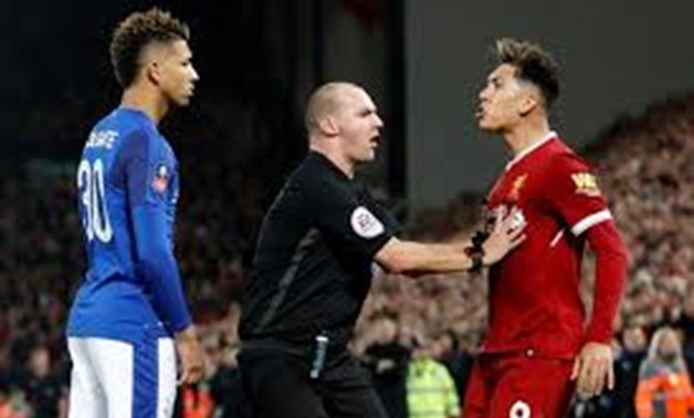Soccer Football - FA Cup Third Round - Liverpool vs Everton - Anfield, Liverpool, Britain - January 5, 2018 Referee Robert Madley seperates Everton's Mason Holgate and Liverpool's Roberto Firmino Action Images via Reuters/Carl Recine TPX IMAGES OF THE DAY