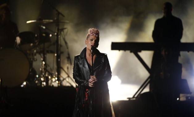 2017 American Music Awards – Show – Los Angeles, California, U.S., 19/11/2017 – Singer Pink performs. REUTERS/Mario Anzuoni - HP1EDBK04T7CD