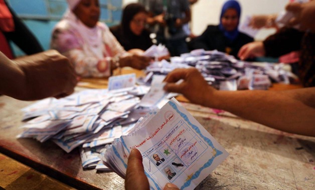 Electoral workers count ballots during the third day of voting in Egypt's presidential election at a polling station in Cairo May 28, 2014 - Press Photo