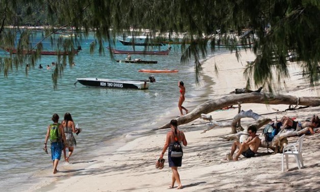 Tourists enjoy on a beach at the island of Koh Tao, Surat Thani Province, Thailand, September 19, 2014. Picture taken September 19, 2014. REUTERS