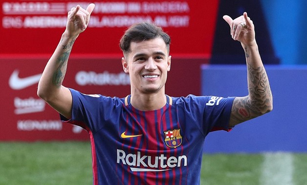 Soccer Football - FC Barcelona present new signing Philippe Coutinho - Camp Nou, Barcelona, Spain - January 8, 2018 FC Barcelona's new signing Philippe Coutinho waves on the pitch REUTERS/Albert Gea 