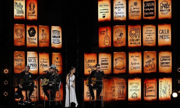 60th Annual Grammy Awards – Show – New York, U.S., 28/01/2018 – Brothers Osborne, Maren Morris and Eric Church perform "Tears in Heaven" during the in memoriam tribute. REUTERS/Lucas Jackson