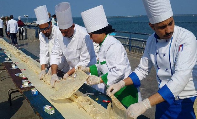 Egyptian chefs make world's longest sandwich - YOUM7